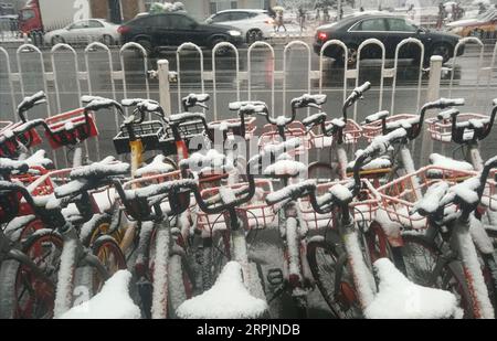 191216 -- PEKING, 16. Dezember 2019 -- schneebedeckte Fahrräder werden in Peking, der Hauptstadt Chinas, am 16. Dezember 2019 gesehen. Ein Schneefall traf Peking am Montag. CHINA-BEIJING-SNOWCN LuxPeng PUBLICATIONxNOTxINxCHN Stockfoto