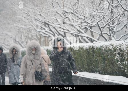 191216 -- PEKING, 16. Dezember 2019 -- Fußgänger gehen im Schnee in Peking, Hauptstadt von China, 16. Dezember 2019. Ein Schneefall traf Peking am Montag. CHINA-PEKING-SNOWCN JuxHuanzong PUBLICATIONxNOTxINxCHN Stockfoto