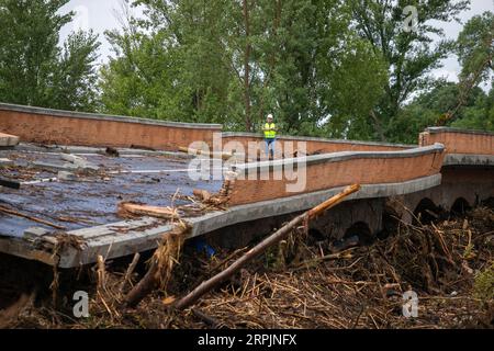 Aldea Del Fresno, Spanien. September 2023. Ein Arbeiter des Rathauses von Aldea del Fresno beobachtet einen Teil der eingestürzten La Pedrera-Brücke nach einer Flut der Alberche in der Stadt Aldea del Fresno. Eine DANA (Isolated Depression at High Levels) hat kontinuierliche Regenfälle verursacht, die den südöstlichen Teil der Gemeinschaft Madrid in Städten wie Aldea del Fresno, Villamanta, Villamantilla, Villanueva de Perales, El Álamo und Navalcarnero betreffen. Quelle: SOPA Images Limited/Alamy Live News Stockfoto