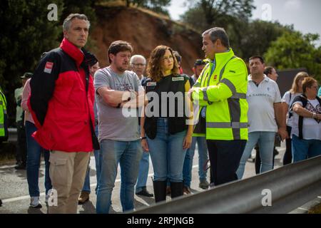 Pedro Antonio Ruiz, Direktor der Sicherheits- und Notfallorganisation von Madrid 112, Alberto Plaza, Bürgermeisterin des Dorfes Fresno, Isabel Dias Ayuso, Präsidentin der Gemeinschaft Madrid, und Jorge Rodrigo, Wohnungs- und Verkehrsberater der Gemeinde Madrid, (von links nach rechts) Teil der eingestürzten Brücke La Pedrera, nach einer Flut der Alberche in der Stadt Aldea del Fresno. Eine DANA (Isolated Depression at High Levels) hat kontinuierliche Regenfälle verursacht, die den südöstlichen Teil der Gemeinschaft Madrid in Städten wie Aldea del Fresno, Villamanta, Villamantilla, VI. Betreffen Stockfoto