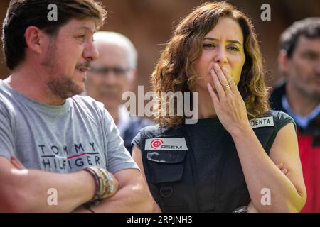 Aldea Del Fresno, Spanien. September 2023. Isabel Dias Ayuso, Präsidentin der Gemeinschaft Madrid, legt ihre Hand in den Mund, während sie einen Teil der eingestürzten La Pedrera-Brücke nach einer Flut der Alberche in der Stadt Aldea del Fresno betrachtet. Eine DANA (Isolated Depression at High Levels) hat kontinuierliche Regenfälle verursacht, die den südöstlichen Teil der Gemeinschaft Madrid in Städten wie Aldea del Fresno, Villamanta, Villamantilla, Villanueva de Perales, El Álamo und Navalcarnero betreffen. (Foto: Luis Soto/SOPA Images/SIPA USA) Credit: SIPA USA/Alamy Live News Stockfoto