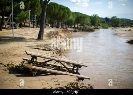 Aldea Del Fresno, Spanien. September 2023. Ein Campingtisch am Ufer des Flussstrandes, nachdem der Fluss Alberche in der Stadt Aldea del Fresno überflutet war. Eine DANA (Isolated Depression at High Levels) hat kontinuierliche Regenfälle verursacht, die den südöstlichen Teil der Gemeinschaft Madrid in Städten wie Aldea del Fresno, Villamanta, Villamantilla, Villanueva de Perales, El Álamo und Navalcarnero betreffen. (Foto: Luis Soto/SOPA Images/SIPA USA) Credit: SIPA USA/Alamy Live News Stockfoto