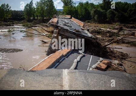 Aldea Del Fresno, Spanien. September 2023. Teil der zerstörten Brücke La Pedrera, nach der Überschwemmung der Alberche in der Stadt Aldea del Fresno. Eine DANA (Isolated Depression at High Levels) hat kontinuierliche Regenfälle verursacht, die den südöstlichen Teil der Gemeinschaft Madrid in Städten wie Aldea del Fresno, Villamanta, Villamantilla, Villanueva de Perales, El Álamo und Navalcarnero betreffen. Quelle: SOPA Images Limited/Alamy Live News Stockfoto