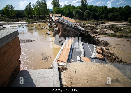 Aldea Del Fresno, Spanien. September 2023. Teil der zerstörten Brücke La Pedrera, nach der Überschwemmung der Alberche in der Stadt Aldea del Fresno, Madrid. Eine DANA (Isolated Depression at High Levels) hat kontinuierliche Regenfälle verursacht, die den südöstlichen Teil der Gemeinschaft Madrid in Städten wie Aldea del Fresno, Villamanta, Villamantilla, Villanueva de Perales, El Álamo und Navalcarnero betreffen. (Foto: Luis Soto/SOPA Images/SIPA USA) Credit: SIPA USA/Alamy Live News Stockfoto