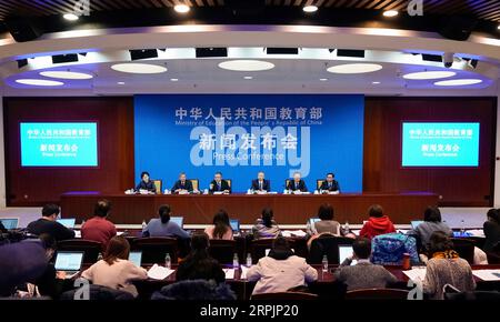 191216 -- PEKING, 16. Dezember 2019 -- Foto vom 16. Dezember 2019 zeigt eine Pressekonferenz des chinesischen Bildungsministeriums in Peking. China hat eine Leitlinie herausgegeben, um die Belastung der Lehrer an Grund- und weiterführenden Schulen zu verringern und ein gutes Umfeld für Bildung zu schaffen. In der gemeinsam vom Zentralkomitee der Kommunistischen Partei Chinas und dem Generalbüro des Staatsrats herausgegebenen Leitlinie wird betont, dass die bestehenden Regeln für die Aufsicht, Inspektion, Beurteilung und Bewertung an Grund- und weiterführenden Schulen gestrafft werden. Die Bildungsbehörden sollten die Qua verbessern Stockfoto