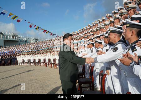 191217 -- SANYA, 17. Dezember 2019 -- der chinesische Präsident Xi Jinping, ebenfalls Generalsekretär des Zentralkomitees der Kommunistischen Partei Chinas und Vorsitzender der Zentralen Militärkommission CMC, trifft sich am 17. Dezember 2019 mit Vertretern der Flugzeugträgereinheit und des Herstellers in einem Marinehafen in Sanya in der südchinesischen Provinz Hainan. XI nahm an der Inbetriebnahmezeremonie von Chinas erstem im Inland gebauten Flugzeugträger, dem Shandong, hier am Dienstagnachmittag Teil. Der neue Flugzeugträger, benannt nach der Provinz Shandong in Ostchina, wurde an die PLA Navy der Volksbefreiungsarmee geliefert Stockfoto