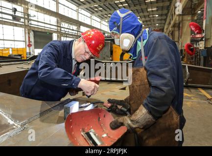 191217 -- HUZHOU, 17. Dezember 2019 -- James Joseph Hoffman, ein leitender Ingenieur aus den Vereinigten Staaten, hilft seinem Mitarbeiter, Schweißfertigkeiten bei der Zhejiang Sany Heavy Industry Co., Ltd. In Huzhou City, ostchinesische Provinz Zhejiang, am 17. Dezember 2019 zu verbessern. Der Bezirk Wuxing der Stadt Huzhou in der ostchinesischen Provinz Zhejiang hat offenere, vielfältigere und marktorientiertere Mittel erforscht, um externe Talente für eine bessere und schnellere Entwicklung der Stadt anzuziehen. CHINA-ZHEJIANG-HUZHOU-AMERIKANISCHER INGENIEUR CN XUXYU PUBLICATIONXNOTXINXCHN Stockfoto