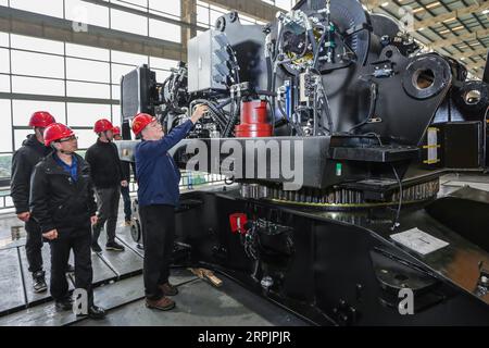 191217 -- HUZHOU, 17. Dezember 2019 -- James Joseph Hoffman, ein leitender Ingenieur aus den Vereinigten Staaten, leitet seine Kollegen, die die Qualität der Exportprodukte bei der Zhejiang Sany Heavy Industry Co., Ltd. In Huzhou City, ostchinesische Provinz Zhejiang, am 17. Dezember 2019 überprüfen. Der Bezirk Wuxing der Stadt Huzhou in der ostchinesischen Provinz Zhejiang hat offenere, vielfältigere und marktorientiertere Mittel erforscht, um externe Talente für eine bessere und schnellere Entwicklung der Stadt anzuziehen. CHINA-ZHEJIANG-HUZHOU-AMERIKANISCHER INGENIEUR CN XUXYU PUBLICATIONXNOTXINXCHN Stockfoto