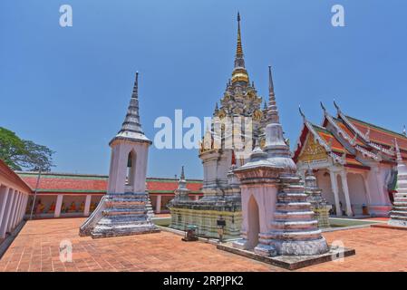 Surat Thani, Thailand - 23. April 2023: Wat Phra Borommathat Chaiya, die alte Pagode des buddhistischen Mahayana-Stils, die während des Si-wich erbaut wurde Stockfoto