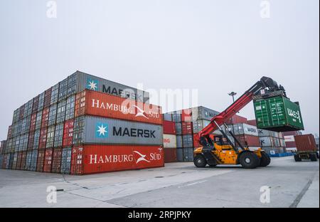 191217 -- HUZHOU, 17. Dezember 2019 -- Foto vom 17. Dezember 2019 zeigt einen Container, der mit einem LKW an einem Containerterminal in Anji County der Stadt Huzhou in der ostchinesischen Provinz Zhejiang transportiert wird. Der Containerumschlag im Hafen von Huzhou hat in diesem Jahr bei weitem 0,5 Millionen TEU überschritten, während die Zahl der Exportcontainer im Vergleich zum Vorjahreszeitraum um 17,2 Prozent gestiegen ist. CHINA-ZHEJIANG-HUZHOU-CONTAINER THROUGHPUTCN XuxYu PUBLICATIONxNOTxINxCHN Stockfoto