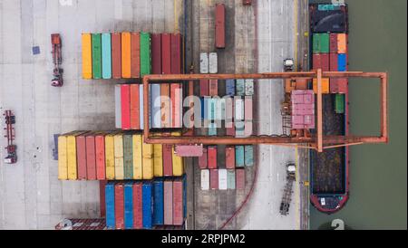 191217 -- HUZHOU, 17. Dezember 2019 -- Luftaufnahme vom 17. Dezember 2019 zeigt einen Containerterminal im Anji County der Stadt Huzhou in der ostchinesischen Provinz Zhejiang. Der Containerumschlag im Hafen von Huzhou hat in diesem Jahr bei weitem 0,5 Millionen TEU überschritten, während die Zahl der Exportcontainer im Vergleich zum Vorjahreszeitraum um 17,2 Prozent gestiegen ist. CHINA-ZHEJIANG-HUZHOU-CONTAINER THROUGHPUTCN XuxYu PUBLICATIONxNOTxINxCHN Stockfoto