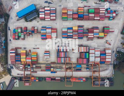 191217 -- HUZHOU, 17. Dezember 2019 -- Luftaufnahme vom 17. Dezember 2019 zeigt einen Containerterminal im Anji County der Stadt Huzhou in der ostchinesischen Provinz Zhejiang. Der Containerumschlag im Hafen von Huzhou hat in diesem Jahr bei weitem 0,5 Millionen TEU überschritten, während die Zahl der Exportcontainer im Vergleich zum Vorjahreszeitraum um 17,2 Prozent gestiegen ist. CHINA-ZHEJIANG-HUZHOU-CONTAINER THROUGHPUTCN XuxYu PUBLICATIONxNOTxINxCHN Stockfoto