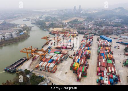 191217 -- HUZHOU, 17. Dezember 2019 -- Luftaufnahme vom 17. Dezember 2019 zeigt einen Containerterminal im Anji County der Stadt Huzhou in der ostchinesischen Provinz Zhejiang. Der Containerumschlag im Hafen von Huzhou hat in diesem Jahr bei weitem 0,5 Millionen TEU überschritten, während die Zahl der Exportcontainer im Vergleich zum Vorjahreszeitraum um 17,2 Prozent gestiegen ist. CHINA-ZHEJIANG-HUZHOU-CONTAINER THROUGHPUTCN XuxYu PUBLICATIONxNOTxINxCHN Stockfoto