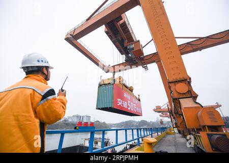 191217 -- HUZHOU, 17. Dezember 2019 -- Foto vom 17. Dezember 2019 zeigt einen Container, der von einem Portalkran an einem Containerterminal in Anji County der Stadt Huzhou in der ostchinesischen Provinz Zhejiang angehoben wurde. Der Containerumschlag im Hafen von Huzhou hat in diesem Jahr bei weitem 0,5 Millionen TEU überschritten, während die Zahl der Exportcontainer im Vergleich zum Vorjahreszeitraum um 17,2 Prozent gestiegen ist. CHINA-ZHEJIANG-HUZHOU-CONTAINER THROUGHPUTCN XuxYu PUBLICATIONxNOTxINxCHN Stockfoto
