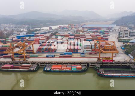 191217 -- HUZHOU, 17. Dezember 2019 -- Luftaufnahme vom 17. Dezember 2019 zeigt einen Containerterminal im Anji County der Stadt Huzhou in der ostchinesischen Provinz Zhejiang. Der Containerumschlag im Hafen von Huzhou hat in diesem Jahr bei weitem 0,5 Millionen TEU überschritten, während die Zahl der Exportcontainer im Vergleich zum Vorjahreszeitraum um 17,2 Prozent gestiegen ist. CHINA-ZHEJIANG-HUZHOU-CONTAINER THROUGHPUTCN XuxYu PUBLICATIONxNOTxINxCHN Stockfoto
