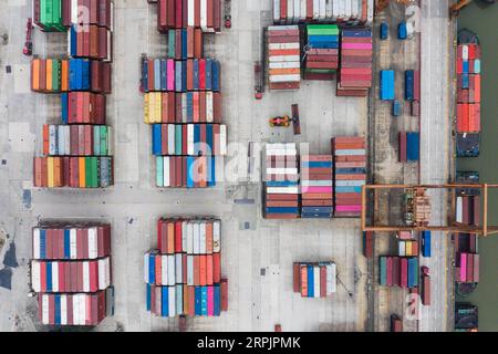 191217 -- HUZHOU, 17. Dezember 2019 -- Luftaufnahme vom 17. Dezember 2019 zeigt einen Containerterminal im Anji County der Stadt Huzhou in der ostchinesischen Provinz Zhejiang. Der Containerumschlag im Hafen von Huzhou hat in diesem Jahr bei weitem 0,5 Millionen TEU überschritten, während die Zahl der Exportcontainer im Vergleich zum Vorjahreszeitraum um 17,2 Prozent gestiegen ist. CHINA-ZHEJIANG-HUZHOU-CONTAINER THROUGHPUTCN XuxYu PUBLICATIONxNOTxINxCHN Stockfoto