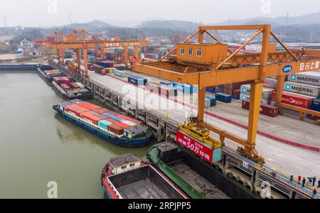 191217 -- HUZHOU, 17. Dezember 2019 -- Luftaufnahme vom 17. Dezember 2019 zeigt einen Container, der von einem Portalkran an einem Containerterminal in Anji County der Stadt Huzhou in der ostchinesischen Provinz Zhejiang angehoben wurde. Der Containerumschlag im Hafen von Huzhou hat in diesem Jahr bei weitem 0,5 Millionen TEU überschritten, während die Zahl der Exportcontainer im Vergleich zum Vorjahreszeitraum um 17,2 Prozent gestiegen ist. CHINA-ZHEJIANG-HUZHOU-CONTAINER THROUGHPUTCN XuxYu PUBLICATIONxNOTxINxCHN Stockfoto