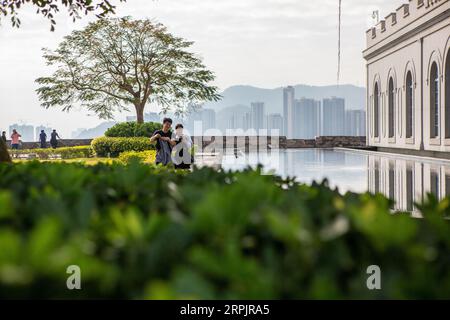 191218 -- MACAO, 18. Dezember 2019 -- Menschen besuchen das Macao Museum im südchinesischen Macao, 17. Dezember 2019. In den letzten zwei Jahrzehnten hat die besondere Verwaltungsregion große Fortschritte in der wirtschaftlichen Entwicklung gemacht und Wohlstand und Stabilität unter dem Grundsatz ein Land, zwei Systeme erreicht. CHINA-MACAO-DAILY LIFE CN LixJing PUBLICATIONxNOTxINxCHN Stockfoto