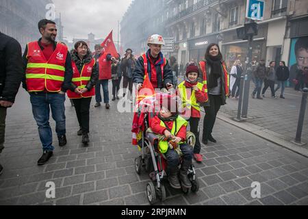 191218 -- PARIS, 18. Dezember 2019 Xinhua -- Menschen nehmen an einer Demonstration in Lille, Frankreich, 17. Dezember 2019 Teil. Frankreich tritt am Dienstag in den 13. Tag der Sozialbewegung gegen die Rentenreform ein, wobei ein hoher Prozentsatz der Beschäftigten im Verkehrs- und Bildungswesen streikt und Zehntausende Demonstranten in den wichtigsten Städten des Landes auf die Straße gehen. Foto von Sebastien Courdji/Xinhua FRANCE-LILLE-STRIKE-DEMONSTRATION PUBLICATIONxNOTxINxCHN Stockfoto