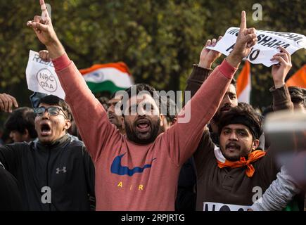 191218 -- NEW DELHI, 18. Dezember 2019 -- Demonstranten schreien Parolen während eines Protestes gegen das neue Staatsbürgerschaftsgesetz in New Delhi, Indien, 18. Dezember 2019. Indiens oberstes Gericht hat am Mittwoch eine Mitteilung an die Bundesregierung des Landes über das umstrittene neue Staatsbürgerschaftsgesetz veröffentlicht, das massive landesweite Proteste ausgelöst hat, sagten Beamte. INDIEN-NEU-DELHI-NEUE BÜRGERRECHTSPROTESTE JAVEDXDAR PUBLICATIONXNOTXINXCHN Stockfoto