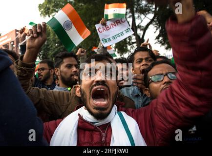 191218 -- NEW DELHI, 18. Dezember 2019 -- Demonstranten schreien Parolen während eines Protestes gegen das neue Staatsbürgerschaftsgesetz in New Delhi, Indien, 18. Dezember 2019. Indiens oberstes Gericht hat am Mittwoch eine Mitteilung an die Bundesregierung des Landes über das umstrittene neue Staatsbürgerschaftsgesetz veröffentlicht, das massive landesweite Proteste ausgelöst hat, sagten Beamte. INDIEN-NEU-DELHI-NEUER BÜRGERRECHTSAKT-PROTEST JAVEDXDAR PUBLICATIONXNOTXINXCHN Stockfoto