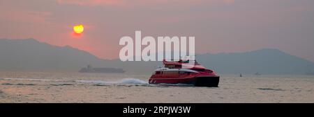 Der berühmte Hong Kong Macau Ferry TURBOJET nimmt die Segeldienste wieder auf, nachdem die Beschränkungen der COVID-Pandemie zwischen Macau und Hongkong, China, gesenkt wurden. Stockfoto