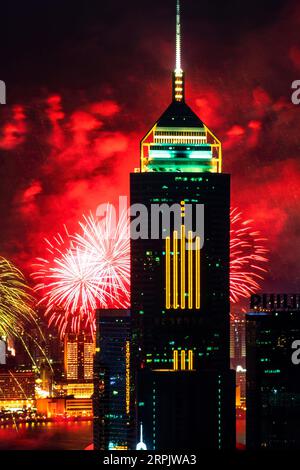 Feuerwerk über der Skyline der Stadt und dem Hafen für den Chinesischen Nationalfeiertag, Hongkong, SAR, China Stockfoto