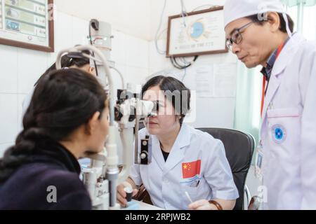 191220 -- NEW YORK, 20. Dezember 2019 -- der chinesische Arzt Liang Hao C des Ersten angeschlossenen Krankenhauses der Guangxi Medical University führt am 16. März 2019 eine postoperative Kontrolle für Sum Meyle im Kampong Cham Provincial Hospital in Kampong Cham, Kambodscha, durch. Unilateralismus und Protektionismus haben das globale Governance-System im Laufe des Jahres 2019 ausgehöhlt, was bei den Mitgliedern der internationalen Gemeinschaft zu weitverbreiteter Besorgnis geführt hat. Angesichts dieser Gegenwinde hat China sein Möglichstes getan, um den Multilateralismus zu verteidigen, indem es konkrete Maßnahmen ergreift, wie zum Beispiel alles, was es für den ordentlichen UN-Haushalt 2019 schuldet, in voller Höhe zu bezahlen Stockfoto