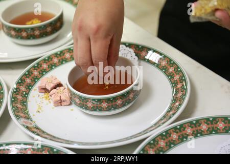 191221 -- BELGRAD, 21. Dezember 2019 -- Foto aufgenommen am 20. Dezember 2019 zeigt die Lotuswurzelstärke, die von einem chinesischen Studenten hergestellt wurde, der in kulinarischer Kunst studiert hat, während einer traditionellen chinesischen Kochshow in Belgrad, der Hauptstadt Serbiens. Am Freitag fand in Belgrad eine traditionelle chinesische Kochshow statt, bei der 10 Studenten des Tourism College of Zhejiang, die sich mit kulinarischen Künsten beschäftigen, während dieser Aktivität für Besucher kochen. SERBIEN-BELGRAD-CHINA-TRADITIONELLE KÜCHE-SHOW SHIXZHONGYU PUBLICATIONXNOTXINXCHN Stockfoto