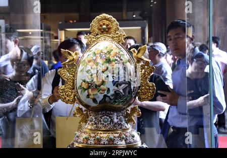 191221 -- PEKING, 21. Dezember 2019 -- Foto aufgenommen am 12. Dezember 2019 zeigt ein Cloisonne-Kunstwerk, das vom Künstler Dai Jialin in Peking, der Hauptstadt Chinas, entworfen wurde. Cloisonne, ein weltberühmtes traditionelles Handwerk Pekings, wurde 2006 als nationales immaterielles Kulturerbe aufgeführt. Der Herstellungsprozess von Cloisonne integriert viele professionelle Techniken wie Bildende Kunst, Schnitzerei, Inlay, Glasschmelze und Metallurgie und so weiter, mit unverwechselbarem chinesischen Stil und tiefgreifender kultureller Konnotation. Beijing Enamel Factory Co., Ltd., gegründet 1956, ist die einzige chinesische altehrwürdige Marke in der Stockfoto