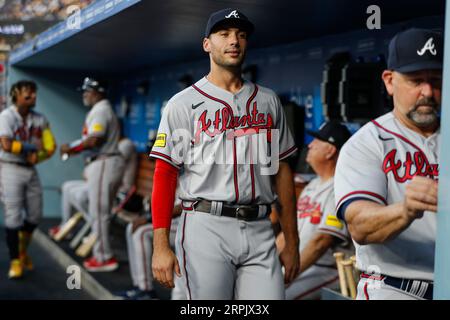 Atlanta Braves First Basemen Matt Olson (28) spaziert im Dugout vor einem regulären Saisonspiel zwischen den Atlanta Braves und den Los Angeles Dodgers, Th Stockfoto