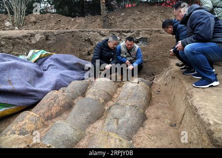 191222 -- QINGDAO, 22. Dezember 2019 -- ein Archäologe 2. L erklärt die Struktur von Töpferrohren, die ein Entwässerungssystem bilden, das am 21. Dezember 2019 in den Ruinen Langyatai in der Stadt Qingdao, der ostchinesischen Provinz Shandong, entdeckt wurde. Ein Entwässerungssystem aus den Dynastien Qin 221-206 v. Chr. und Han 206 v. Chr. bis 220 n. Chr. wurde in den Ruinen von Langyatai entdeckt. Im Oktober dieses Jahres begannen die Ausgrabungen an zwei Stellen der Ruinen. Bisher wurden ein Erdplattform-Fundament, ein Entwässerungssystem und eine Gebäudebasis entdeckt, die sich in großem Maßstab befinden und über rigoroses architektonisches Handwerk verfügen. CHI Stockfoto