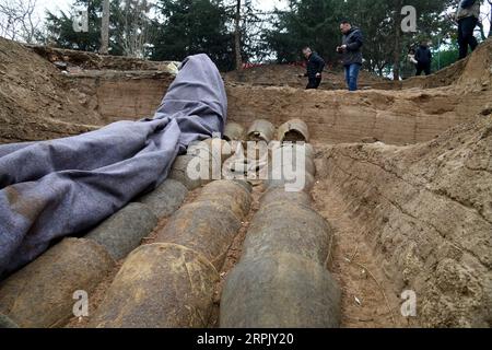 191222 -- QINGDAO, 22. Dez. 2019 -- Foto vom 21. Dez. 2019 zeigt ein Entwässerungssystem aus Töpferrohren, das in den Ruinen Langyatai in der Stadt Qingdao in der ostchinesischen Provinz Shandong entdeckt wurde. Ein Entwässerungssystem aus den Dynastien Qin 221-206 v. Chr. und Han 206 v. Chr. bis 220 n. Chr. wurde in den Ruinen von Langyatai entdeckt. Im Oktober dieses Jahres begannen die Ausgrabungen an zwei Stellen der Ruinen. Bisher wurden ein Erdplattform-Fundament, ein Entwässerungssystem und eine Gebäudebasis entdeckt, die sich in großem Maßstab befinden und über rigoroses architektonisches Handwerk verfügen. CHINA-SHANDONG-QINGDAO-LANGYATAI-ARC Stockfoto