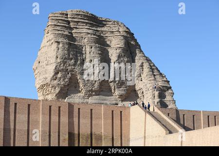 191223 -- BAGDAD, 23. Dez. 2019 -- Foto vom 20. Dez. 2019 zeigt das große Ziggurat in der antiken Stätte Dur Kurigalzu am westlichen Stadtrand von Bagdad, Irak. Der Ort Dur Kurigalzu, was auf Arabisch Kurigalzus Burg bedeutet, liegt etwa 30 Kilometer westlich von Bagdad. Das große Ziggurat hier war einst ein Tempel und ist heute ein touristisches Ziel für Menschen an Wochenenden. Khalil Dawood IRAQ-BAGDAD-DUR KURIGALZU-ANTIKE STÄTTE BaixPing PUBLICATIONxNOTxINxCHN Stockfoto