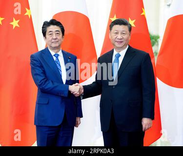 191223 -- PEKING, 23. Dezember 2019 -- der chinesische Präsident Xi Jinping trifft sich mit dem japanischen Premierminister Shinzo Abe in der Großen Halle des Volkes in Peking, der Hauptstadt Chinas, am 23. Dezember 2019. CHINA-PEKING-XI JINPING-JAPANISCHE PM-SITZUNG CN LIXXUEREN PUBLICATIONXNOTXINXCHN Stockfoto