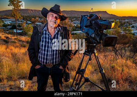 Grenville Turner, australischer/britischer Fotograf, Filmemacher und Fernsehkameramann, bei Sonnenuntergang auf Anzac Hill in Alice Springs, Northern Territory. Stockfoto