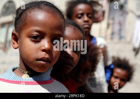 191224 -- JEMEN, 24. Dezember 2019 Xinhua -- Kinder warten auf Impfungen gegen Polio während einer Impfkampagne gegen Polio in Sanaa, Jemen, 24. Dezember 2019. Die jemenitischen Gesundheitsbehörden starteten am Montag eine nationale Polioimpfungskampagne, die mehr als 5,5 Millionen Kinder anvisierte. Unterstützt von der Weltgesundheitsorganisation WHO und dem Kinderhilfswerk der Vereinten Nationen UNICEF wurde die Kampagne gleichzeitig in der jemenitischen Hauptstadt Sanaa und anderen Provinzen eröffnet. Der dreitägige Impfprozess ging von Haus zu Haus, um Kinder unter fünf Jahren zu impfen. Foto: Mohammed Mohammed Mohammed Stockfoto