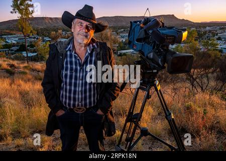 Grenville Turner, australischer/britischer Fotograf, Filmemacher und Fernsehkameramann, bei Sonnenuntergang auf Anzac Hill in Alice Springs, Northern Territory. Stockfoto