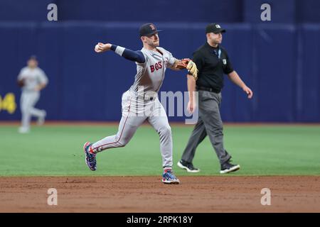 St. Petersburg, FL USA; Boston Red Sox Shortstop Trevor Story (10) wirft Tampa Bay Rays Shortstop Osleivis Basabe (37) während eines MLB-Spiels auf Mond aus Stockfoto