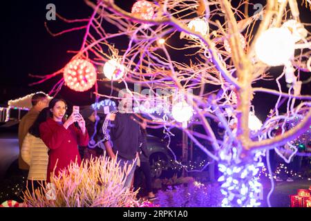 191224 -- SAN FRANCISCO, 24. Dezember 2019 -- die Menschen genießen Weihnachtsdekorationen auf der Eucalyptus Avenue in San Carlos von Kalifornien, USA, 23. Dezember 2019. Foto von /Xinhua U.S.-SAN FRANCISCO-CHRISTMAS-DECORATIONS LixJianguo PUBLICATIONxNOTxINxCHN Stockfoto