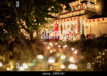 191224 -- SAN FRANCISCO, 24. Dezember 2019 -- Menschen schmücken ihr Haus zu Weihnachten auf der Eucalyptus Avenue in San Carlos von Kalifornien, USA, 23. Dezember 2019. Foto von /Xinhua U.S.-SAN FRANCISCO-CHRISTMAS-DECORATIONS LixJianguo PUBLICATIONxNOTxINxCHN Stockfoto