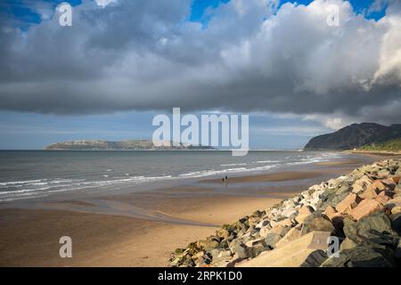 Strand in Penmaenmawr in Nordwales, mit Blick auf Llandudno und den Great Orme, an einem angenehmen Sommerabend. Stockfoto