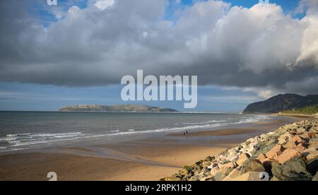 Strand in Penmaenmawr in Nordwales, mit Blick auf Llandudno und den Great Orme, an einem angenehmen Sommerabend. Stockfoto