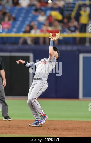 St. Petersburg, FL, USA; Boston Red Sox Shortstop Trevor Story (10) fängt einen flachen Pop-up vor der Fledermaus von Tampa Bay Rays Left Fielder Randy Arozarena Stockfoto