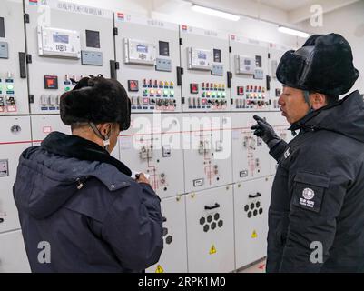 191225 -- LHASA, 25. Dezember 2019 -- Mitarbeiter arbeiten in einer 110-kV-Kraftübertragungsstation im Tsonyi County, Stadt Nagqu, südwestchinesische Autonome Region Tibet, 24. Dezember 2019. Das höchste County der Welt, Tsonyi, Nagqu City, im Südwesten Chinas Autonome Region Tibet, war am Dienstag an Chinas Staatsnetz angeschlossen, was eine stabile Stromversorgung für mehr als 7.000 Einwohner ermöglichte. Auf dem County Seat mit einer Höhe von mehr als 5.000 Metern über dem Meeresspiegel trotzten die Kraftarbeiter einer Kälte von minus 20 Grad Celsius, um die Ausrüstung am Dienstag zu starten. NETZANSCHLUSS CHINA-TIBET-TSONYI-STAAT Stockfoto