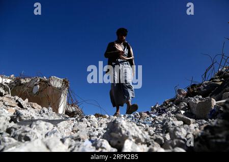 191225 -- DHAMAR JEMEN, 25. Dezember 2019 Xinhua -- Ein Mann geht auf Trümmern von Gebäuden, die bei Luftangriffen in der Provinz Dhamar, Jemen, 25. Dezember 2019 zerstört wurden. Die anhaltenden Kämpfe zwischen den beiden kriegerischen Rivalen mit täglichen Luftangriffen unter saudischer Führung stürzten den Jemen in mehr Chaos und Gewalt. Drei Viertel der Bevölkerung oder mehr als 22 Millionen Menschen benötigen dringend irgendeine Form humanitärer Hilfe, darunter 8,4 Millionen Menschen, die Schwierigkeiten haben, ihre nächste Mahlzeit zu finden. Foto von Mohammed Mohammed/Xinhua JEMEN-DHAMAR-DAILY-LIFE-AIRSTRIKE PUBLICATIONxNOTxINxCHN Stockfoto