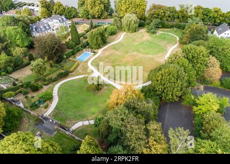 Vogelperspektive auf den Park in Bonn Bad godesberg, der ehemaligen Hauptstadt Deutschlands mit typisch deutschem Wohnviertel. Stockfoto