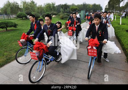 191226 -- PEKING, 26. Dezember 2019 -- Menschen halten eine Gruppenhochzeit in einem Strandpark in Rizhao, Ostchinesische Provinz Shandong, 1. Oktober 2010 ab. Urbane Parks in China sind ein Ort zum Entspannen und Entspannen. Darüber hinaus bieten Chinas Stadtparks Sportgeräte mit weniger Belastung und Möglichkeiten, Spaß für Jung und Alt zu haben. Mit der Brise und den Booten, die in den Parks schwebten, genossen die Menschen Tanz, Gesang und Folklore-Performance von 1950 bis 1990 Heutzutage haben die Leute mehr Auswahl an Aktivitäten in den Parks, wie die Modenschau der älteren Einheimischen und die preiswerte Weddi Stockfoto