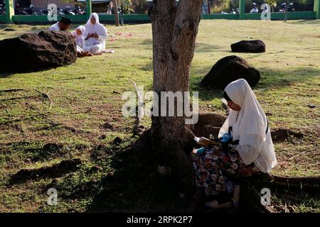 191226 -- ACEH, 26. Dezember 2019 -- eine indonesische Frau betet auf dem Massenfriedhof Ulee Lheue Tsunami, wo die 2004 Tsunami-Opfer während der Gedenkfeier zum 15. Jahrestag des verheerenden Tsunamis in Aceh, Indonesien, 26. Dezember 2019 begraben werden. Mehr als 120.000 Menschen wurden in der Provinz Aceh durch einen fast 30 Meter hohen Tsunami getötet, der durch ein Megathrost-Erdbeben ausgelöst wurde, das am 26. Dezember 2004 vor der Küste der Insel Sumatra unter Wasser fiel. Jedes Jahr hält die Aceh-Regierung eine Gedenkveranstaltung zum Erdbeben und Tsunami von 2004 ab. UM MIT Feature ZU GEHEN: 15 Jahre später erinnern sich Indonesier Stockfoto