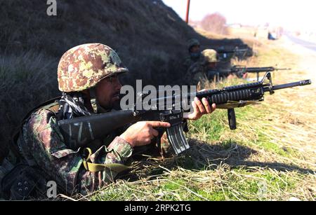 191226 -- KUNDUZ, 26. Dezember 2019 Xinhua -- afghanische Soldaten nehmen an einer Militäroperation gegen Taliban-Militante in der Provinz Kunduz, Afghanistan, Teil, 25. Dezember 2019 afghanische Regierungstruppen stürmten am Donnerstag ein Taliban-Versteck im Bezirk Khan Abad der nördlichen Provinz Kunduz, fünf Aufständische getötet und drei weitere verletzt, sagte ein lokaler Polizeikommandant Sarfaraz Khan. Foto von Ajmal Kakar/Xinhua AFGHANISTAN-KUNDUZ-MILITÄROPERATION PUBLICATIONxNOTxINxCHN Stockfoto